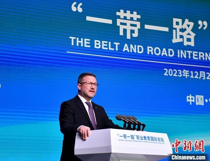 圖為活動現(xiàn)場歐洲議會交通旅游委員會副主席烏伊海依·伊什特萬致辭。 中新社記者 韓冰 攝