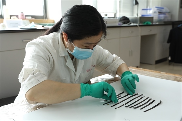 考古工作者正給竹簡排序。國家文物局供圖