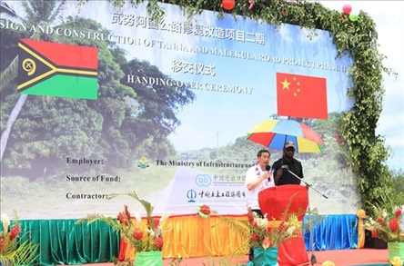 2023年12月18日，中國(guó)駐瓦努阿圖大使李名剛在瓦努阿圖公路項(xiàng)目二期馬勒庫(kù)拉段的移交儀式上發(fā)表致辭。人民網(wǎng) 賀吉攝