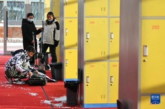 12月21日，游客在滑雪服務大廳整理滑雪裝備。