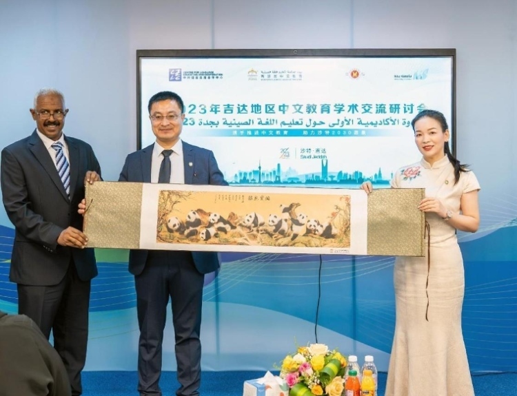 主辦方向與會(huì)代表贈(zèng)送書(shū)畫(huà)作品。主辦方供圖