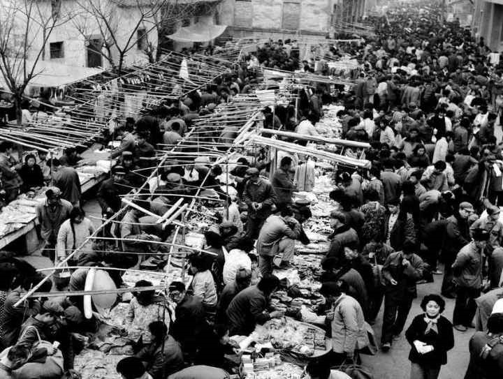 1982年，義烏湖清門馬路市場(chǎng)場(chǎng)景。拍友 金福根 攝