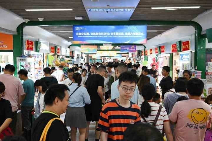 國(guó)慶長(zhǎng)假期間，“世界超市”摩肩接踵。共享聯(lián)盟·義烏 吳峰宇 攝