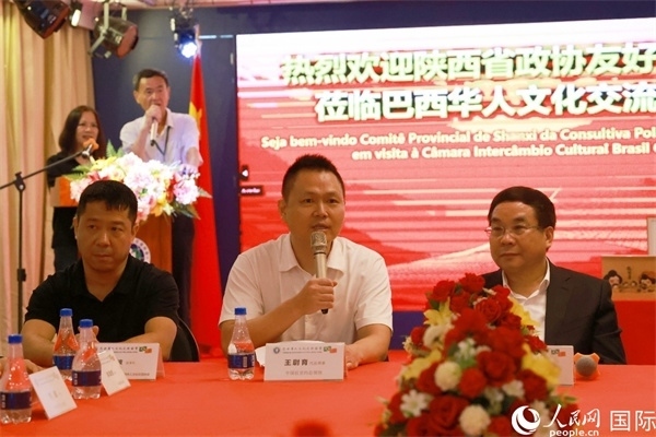 中國駐里約熱內(nèi)盧代總領事王尉育（中）在座談會中致辭。人民網(wǎng)記者 陳海琪攝