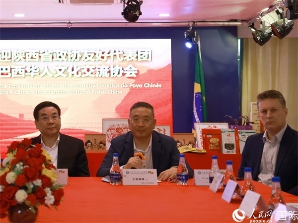 巴西華人文化交流協(xié)會主席上官建峰（中）在座談會上發(fā)言。人民網(wǎng)記者 陳海琪攝