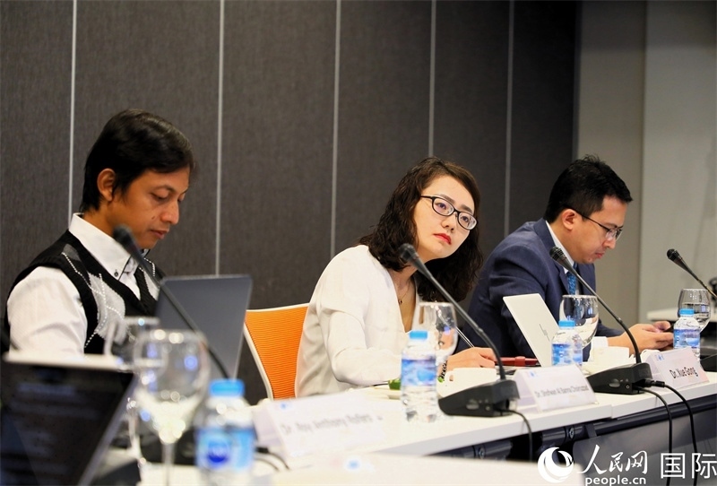 學(xué)者們專注聆聽會議內(nèi)容。人民網(wǎng)記者 白元琪攝