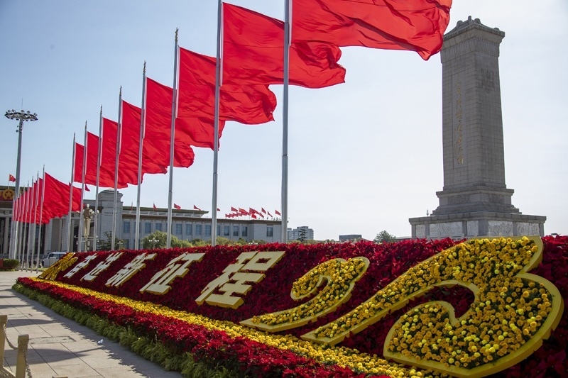 2022年10月16日，北京，中國(guó)共產(chǎn)黨第二十次全國(guó)代表大會(huì)開(kāi)幕，人民大會(huì)堂外紅旗飄揚(yáng)。
