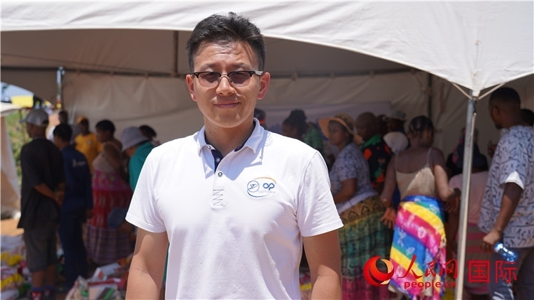 延鋒彼歐南非公司總經(jīng)理張?chǎng)伟l(fā)言致辭。人民網(wǎng) 張茜攝