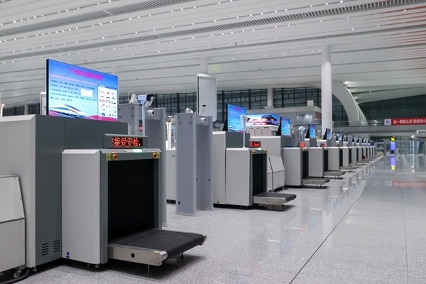 進站大廳整齊擺放的安檢儀。