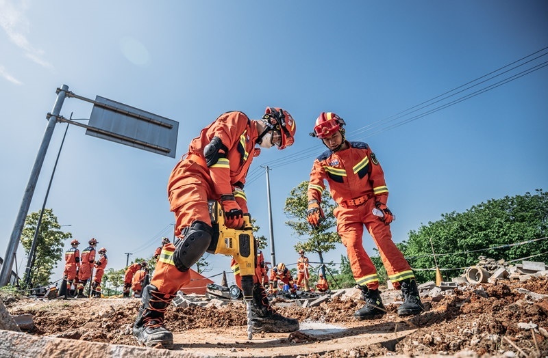 周彩琪和隊(duì)友在救援現(xiàn)場。受訪者供圖
