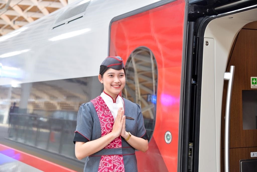 12月12日，乘務(wù)人員在印度尼西亞雅加達(dá)的哈利姆車站站臺(tái)歡迎乘坐雅萬高鐵的乘客。新華社記者徐欽攝