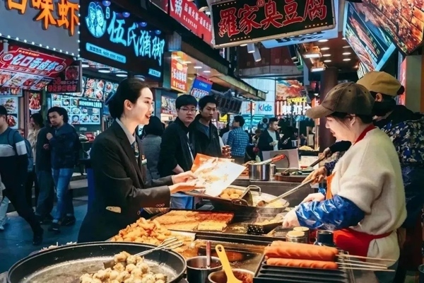 當(dāng)?shù)劂y行工作人員向個(gè)體經(jīng)營(yíng)者介紹金融服務(wù)。受訪者供圖