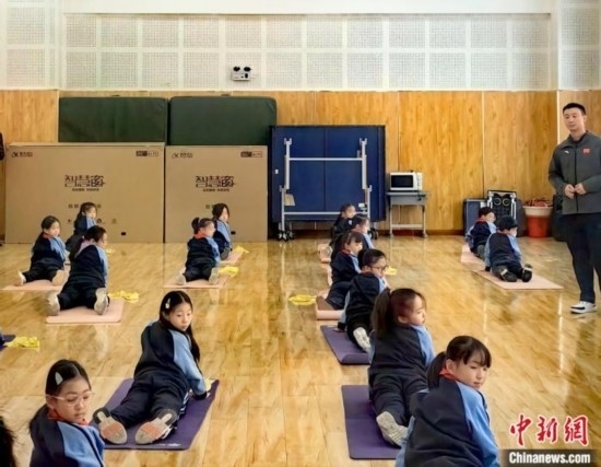 逸陽文思學(xué)校學(xué)生正在進(jìn)行運(yùn)動恢復(fù)矯正訓(xùn)練。<a target='_blank' href='/' ><p align=