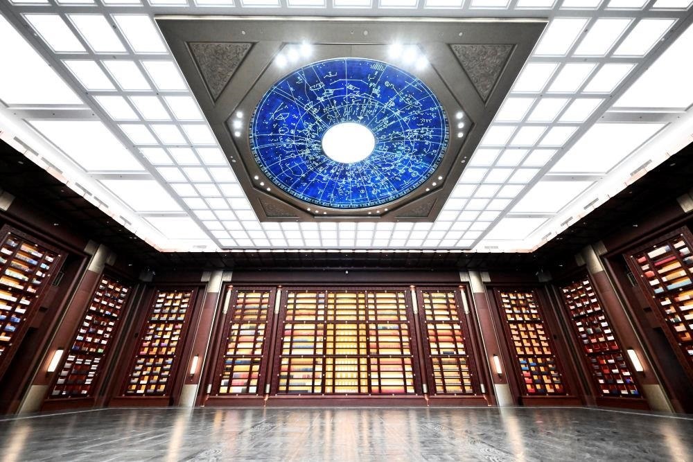 △中國國家版本館中央總館“文瀚閣”內(nèi)景。星空穹頂上是一幅宋代石刻天文圖，傳遞著“文瀚閣”的寓意：中華文明如星空般浩瀚璀璨。