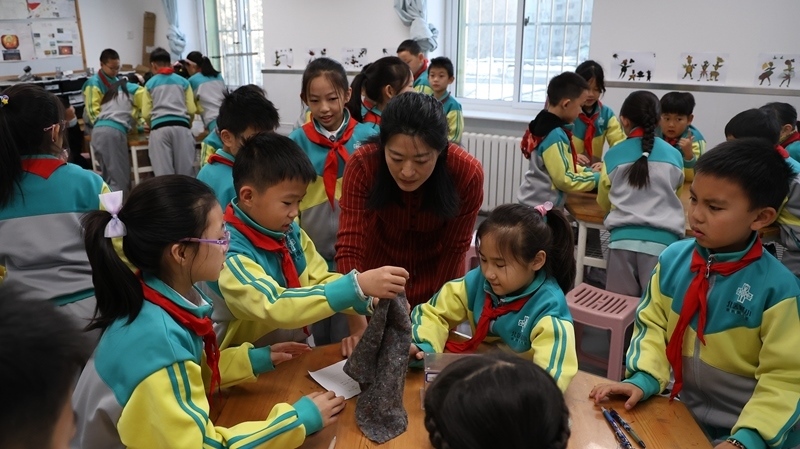 科學老師教同學制作消聲裝置。校方供圖