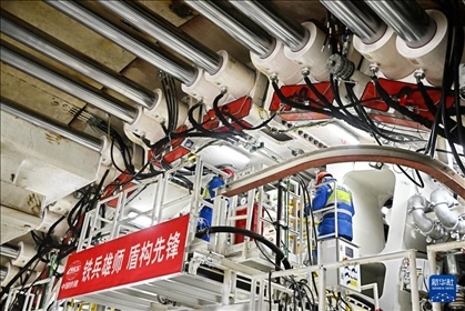 12月30日，中鐵十四局技術(shù)人員在盾構(gòu)掘進(jìn)開(kāi)始前檢查“海天號(hào)”盾構(gòu)機(jī)。新華社記者 李紫恒 攝