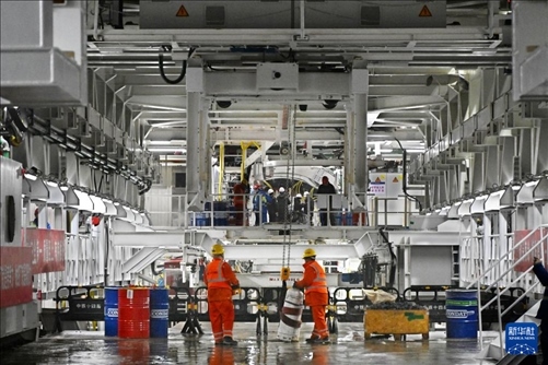 12月30日，建設(shè)者在青島膠州灣第二隧道工程南線(xiàn)主線(xiàn)隧道盾構(gòu)掘進(jìn)現(xiàn)場(chǎng)作業(yè)。新華社記者 李紫恒 攝