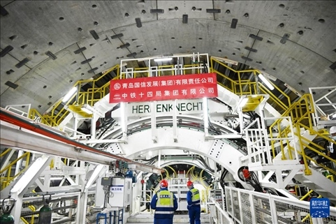 12月30日，中鐵十四局技術(shù)人員在盾構(gòu)掘進(jìn)開(kāi)始前檢查“海天號(hào)”盾構(gòu)機(jī)。新華社記者 李紫恒 攝