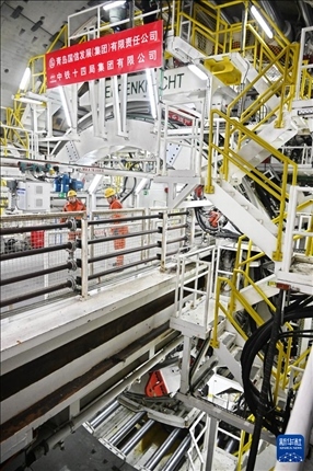 12月30日，建設(shè)者在青島膠州灣第二隧道工程南線(xiàn)主線(xiàn)隧道盾構(gòu)掘進(jìn)現(xiàn)場(chǎng)作業(yè)。新華社記者 李紫恒 攝