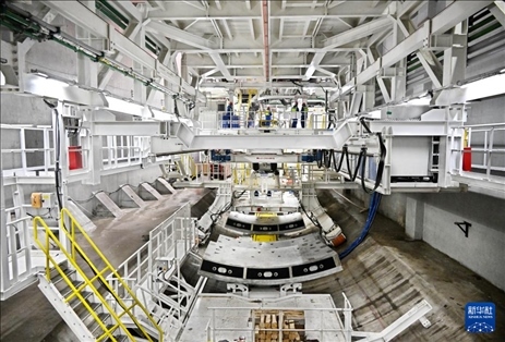 12月30日，建設(shè)者在青島膠州灣第二隧道工程南線(xiàn)主線(xiàn)隧道盾構(gòu)掘進(jìn)現(xiàn)場(chǎng)作業(yè)。新華社記者 李紫恒 攝