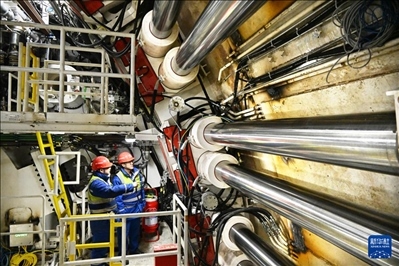 12月30日，中鐵十四局技術(shù)人員在盾構(gòu)掘進(jìn)開(kāi)始前檢查“海天號(hào)”盾構(gòu)機(jī)。新華社記者 李紫恒 攝