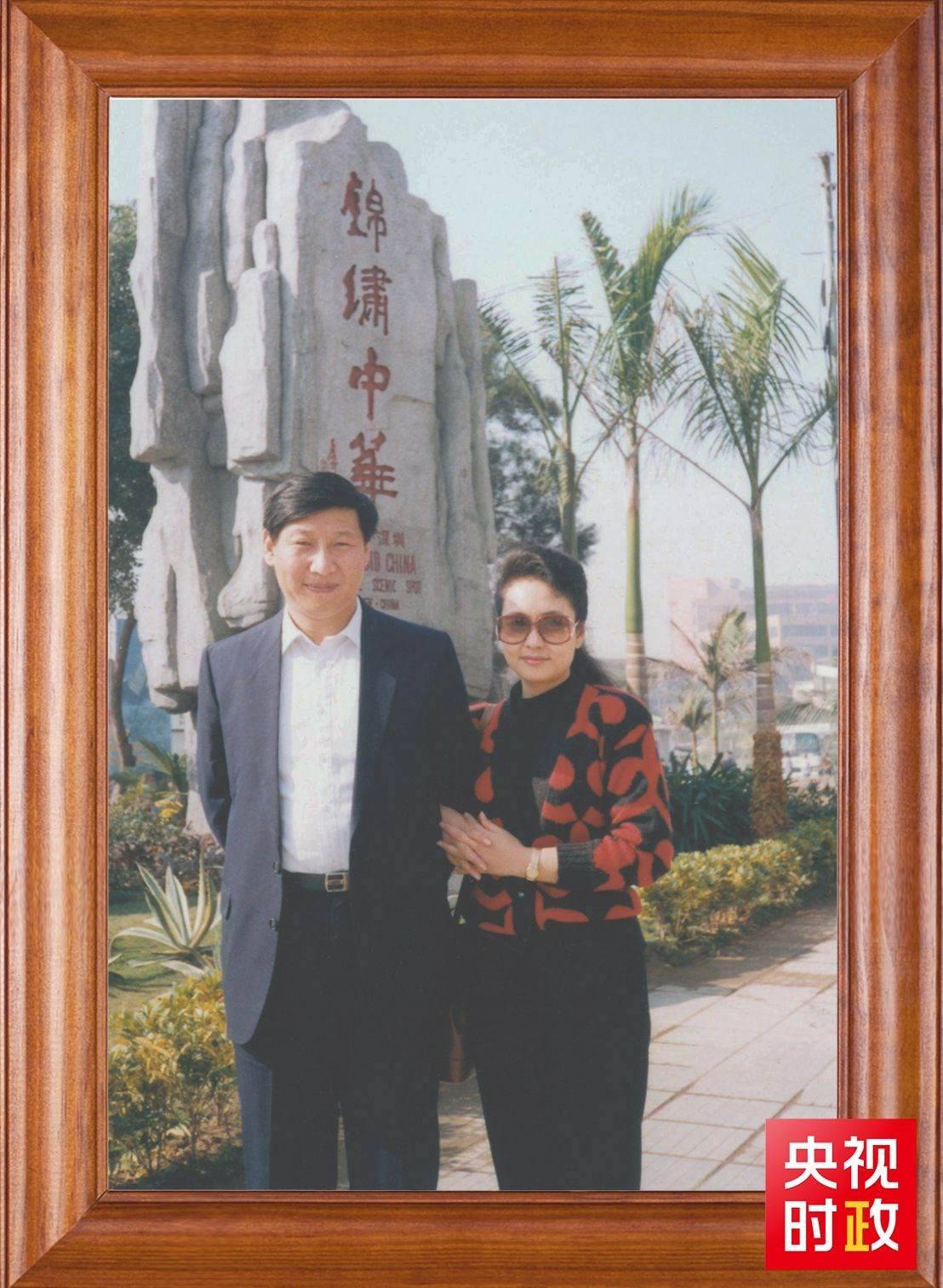 △這是習近平和夫人彭麗媛的合影。這張照片第一次出現(xiàn)在他的書架上。