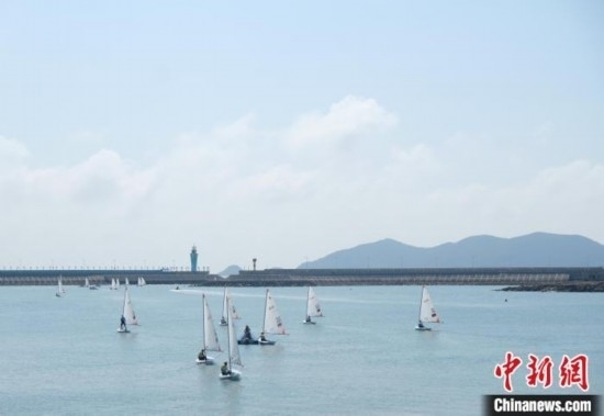 浙江象山，杭州亞運(yùn)會(huì)帆船項(xiàng)目運(yùn)動(dòng)員揚(yáng)帆起航。林波 攝