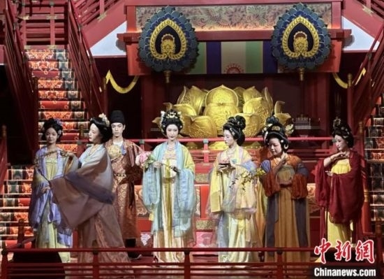 2023年12月31日晚間，在長安十二時辰主題街區(qū)進行的漢服表演。 中新社記者 張一辰 攝