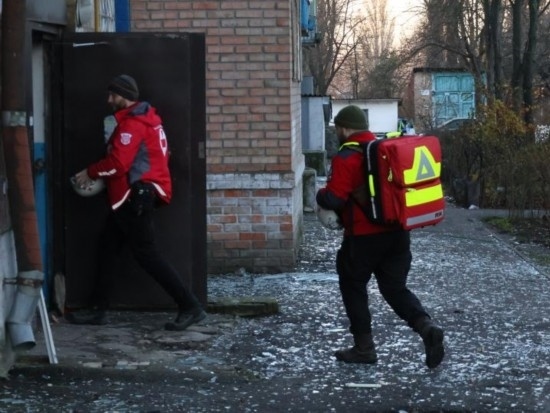  2023年11月25日，烏克蘭紅十字會救援人員在基輔市一棟遭空襲的居民樓實施清理和救助工作。新華社發(fā)（羅曼·佩圖什科夫攝）