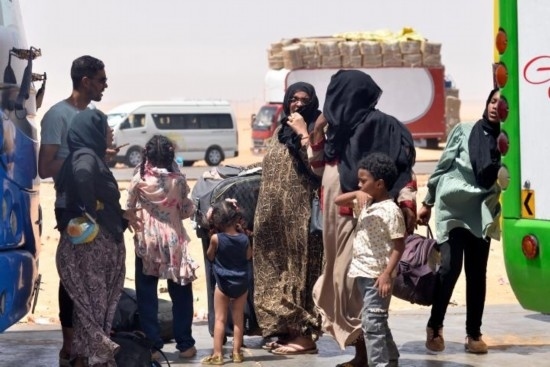  2023年4月27日，在埃及南部與蘇丹交界的阿爾根邊境口岸，人們離開蘇丹進入埃及境內(nèi)。新華社發(fā)（拉德萬攝）