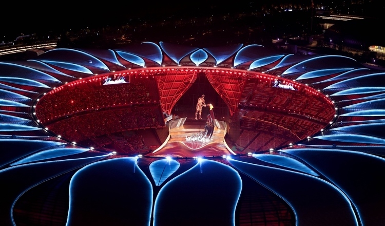 2023年9月23日，最后一棒火炬手汪順和數(shù)字火炬手在杭州亞運會開幕式上點燃主火炬。新華社記者 程婷婷 攝