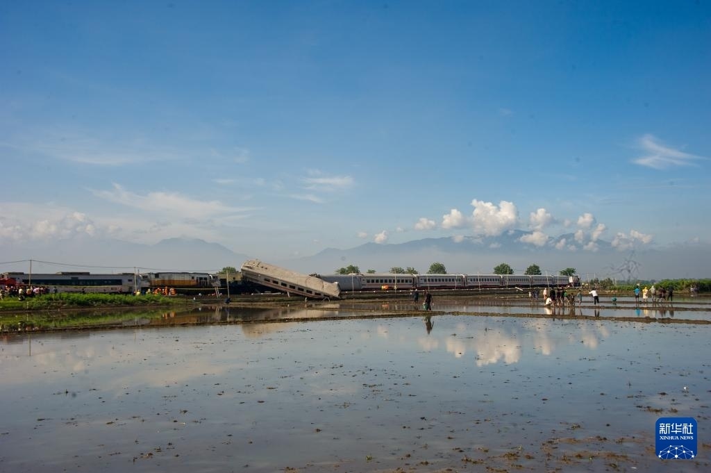 ?這是1月5日在印度尼西亞西爪哇省拍攝的列車相撞事故現(xiàn)場。新華社發(fā)（塞提安賈爾攝）