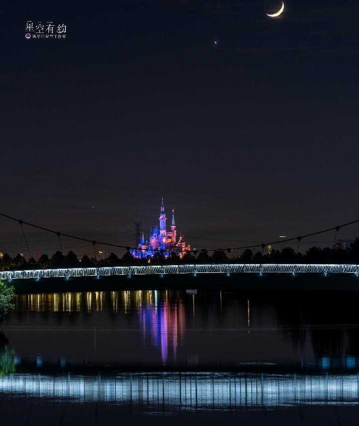 上海星空攝影愛好者陳悅華2023年5月23日在上海浦東拍攝的金星伴月。（本人供圖）