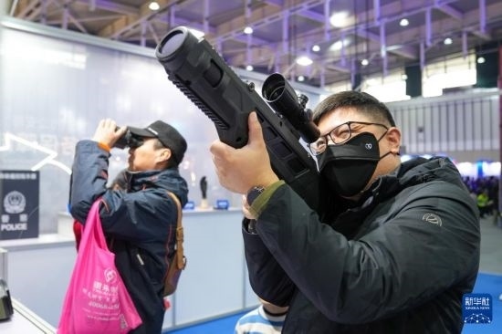 1月6日，觀眾在警營(yíng)開(kāi)放周活動(dòng)現(xiàn)場(chǎng)體驗(yàn)警用激光炫目槍。