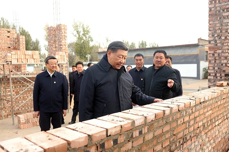 2023年11月10日，習(xí)近平總書(shū)記在河北保定涿州市刁窩鎮(zhèn)萬(wàn)全莊村房屋重建施工現(xiàn)場(chǎng)考察。