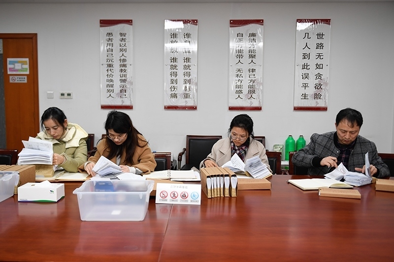 2020年1月8日，浙江寧波市北侖區(qū)紀(jì)委工作人員在檢查北侖區(qū)大數(shù)據(jù)發(fā)展管理中心2019年的公款消費(fèi)票據(jù)，查找是否存在違規(guī)問(wèn)題。