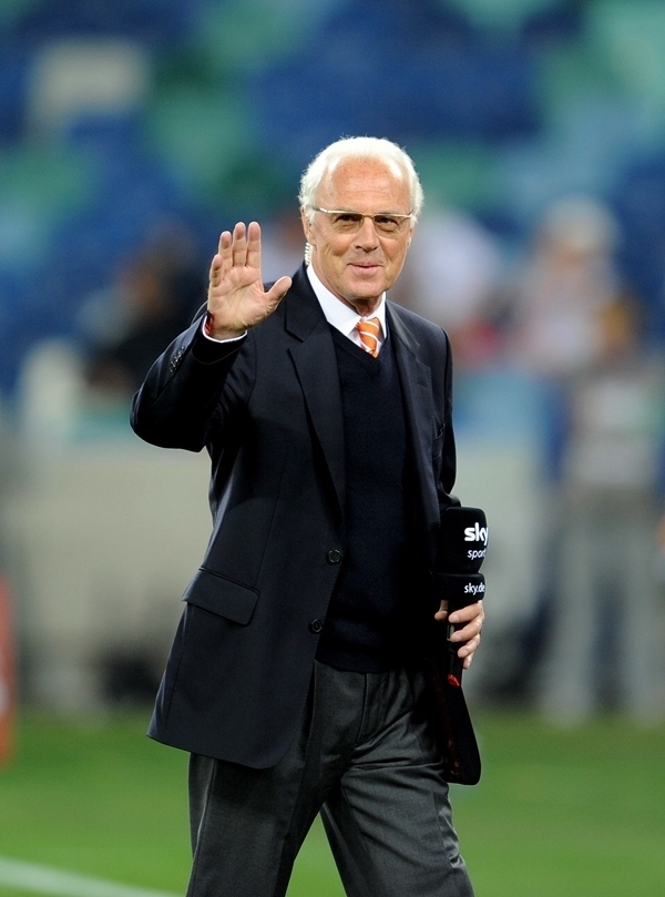 這是2010年7月7日，在南非德班舉行的2010年足球世界杯德國隊(duì)對陣西班牙隊(duì)的半決賽前，貝肯鮑爾接受電視臺采訪時和友人打招呼。新華社記者 王毓國 攝