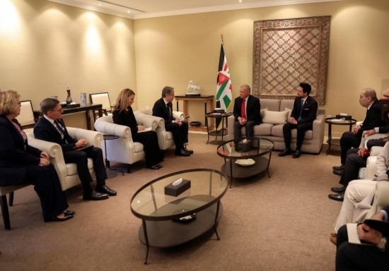 1月7日，約旦國王阿卜杜拉二世（中右）在安曼會見到訪的美國國務卿布林肯（中左）。新華社發(fā)（約旦王宮供圖）