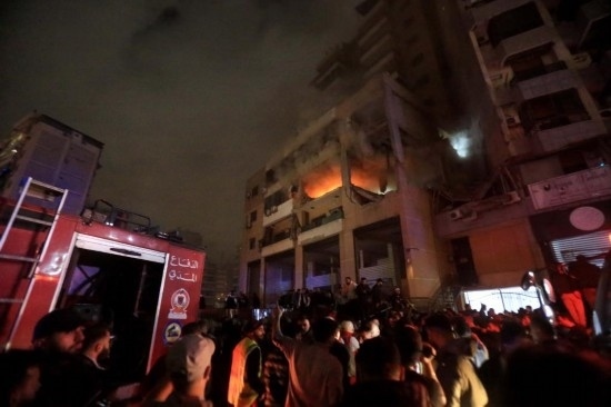 1月2日，人們聚集在黎巴嫩貝魯特南郊的以色列無人機襲擊現(xiàn)場。新華社發(fā)（比拉爾·賈維希攝）