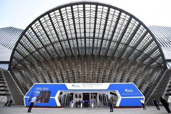 2023年10月30日，參會嘉賓步入長沙國際會議中心。當日，以“全球發(fā)展 共享安全”為主題的博鰲亞洲論壇全球經(jīng)濟發(fā)展與安全論壇第二屆大會在湖南長沙開幕。新華社記者 陳振海 攝