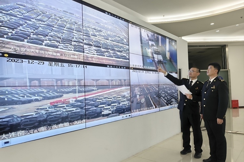 海關(guān)關(guān)員視頻巡查出口汽車場地。李進(jìn)攝