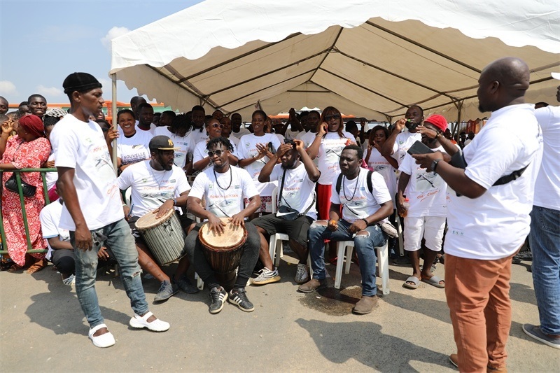 當(dāng)?shù)孛癖姂c祝通車(chē)。中建國(guó)際中西非公司供圖。