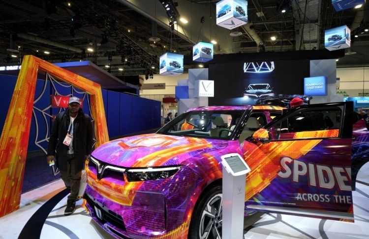 1月11日，人們在美國拉斯維加斯消費電子展越南電動汽車制造商VinFast展臺參觀。新華社記者吳曉凌攝