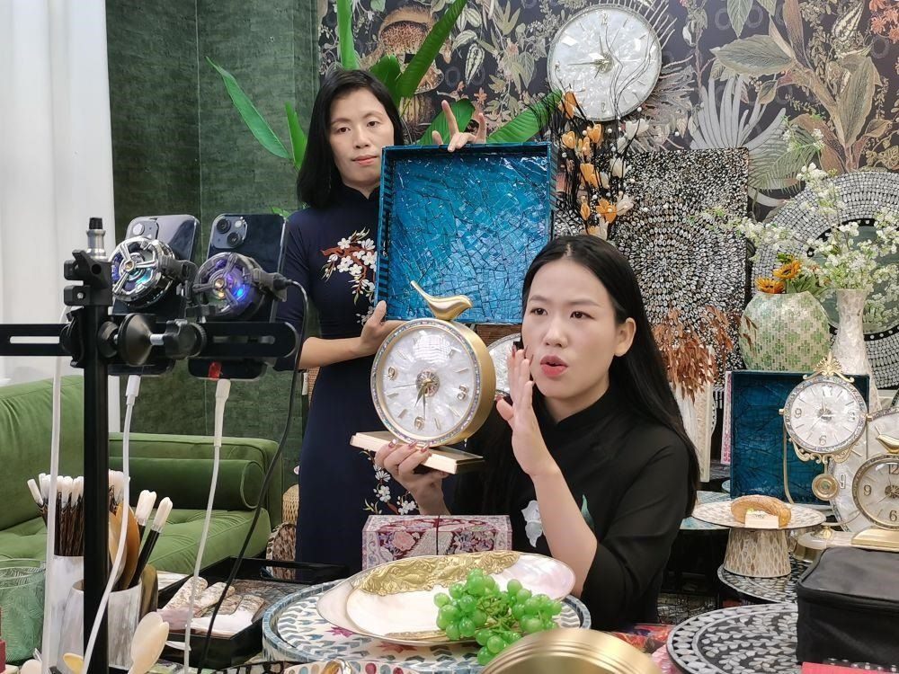 △在廣西防城港東興市一個(gè)電商直播間里，主播在進(jìn)行活動(dòng)推介。