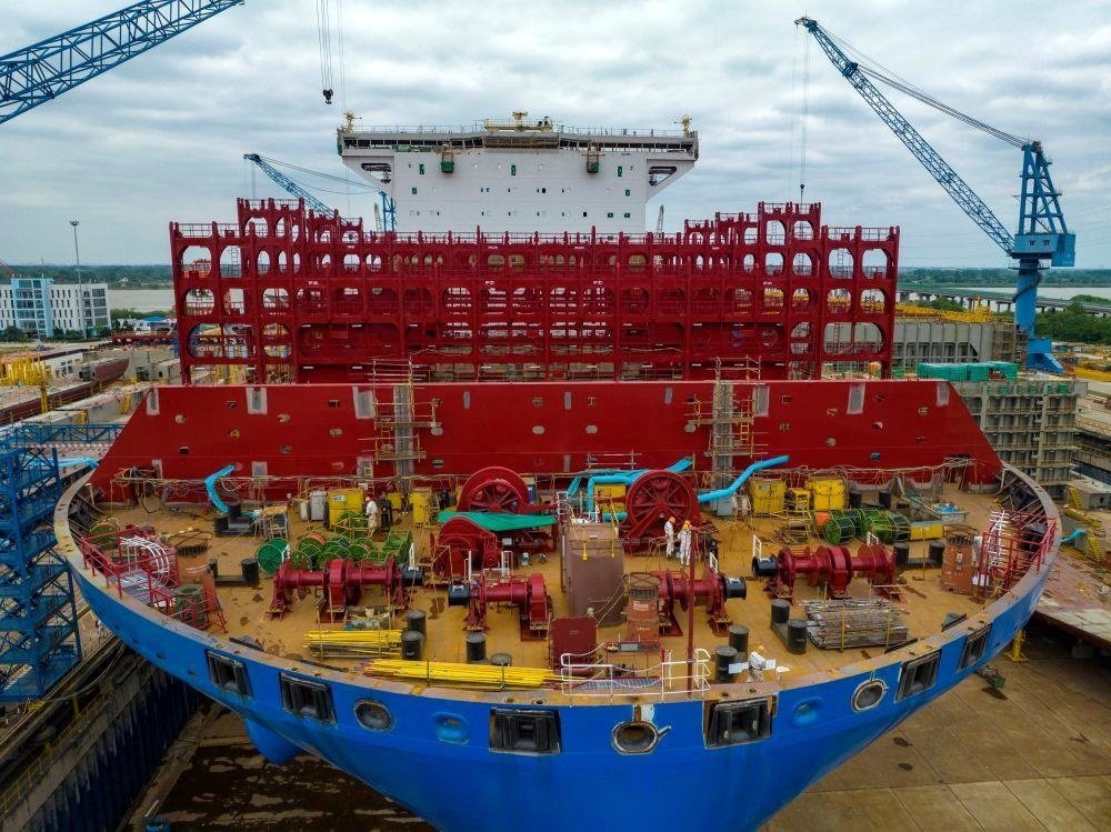 △2023年5月7日，江蘇揚(yáng)州中遠(yuǎn)海運(yùn)重工有限公司工人在作業(yè)。