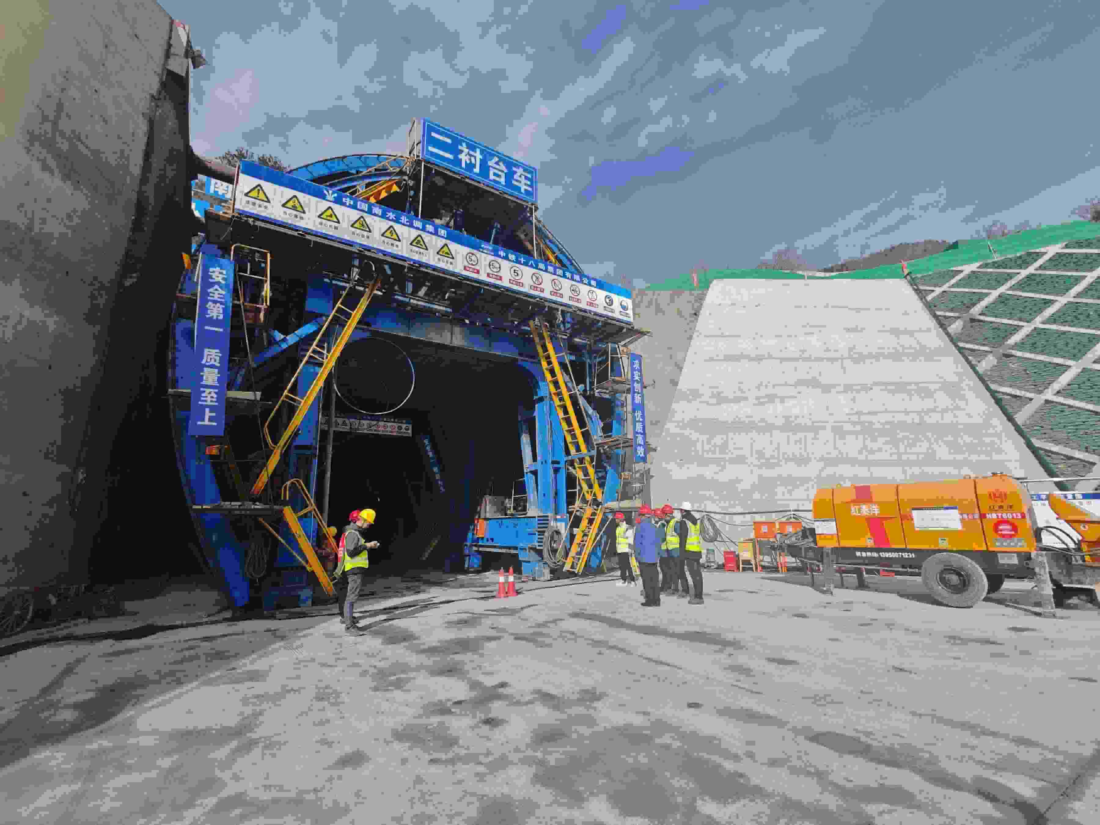 湖北省襄陽市保康縣馬良鎮(zhèn)的引江補(bǔ)漢工程輸水隧洞8號平洞施工現(xiàn)場。受訪者供圖