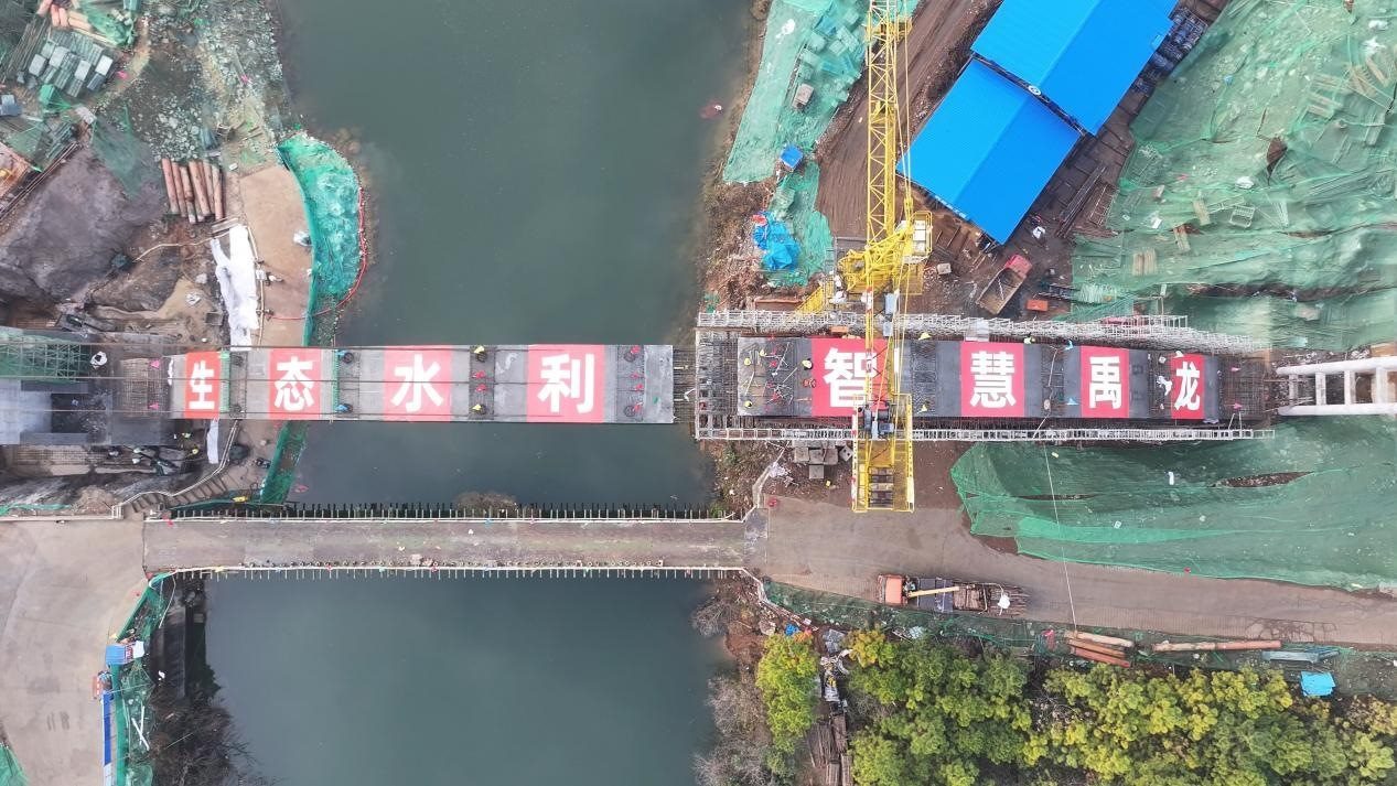 漳河灌區(qū)響水洞渡槽轉(zhuǎn)體合龍。受訪者供圖