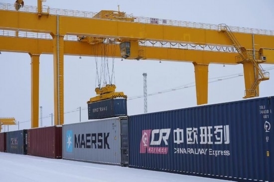 霍爾果斯口岸鐵路換裝場(chǎng)內(nèi)正在進(jìn)行集裝箱換裝作業(yè)。（受訪單位供圖）