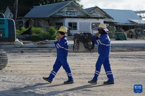 1月18日，工作人員在瑙魯艾沃港碼頭升級(jí)改造項(xiàng)目工地工作。新華社記者 王申 攝