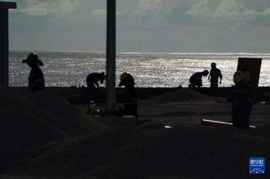 1月18日，工作人員在瑙魯艾沃港碼頭升級(jí)改造項(xiàng)目工地工作。新華社記者 王申 攝